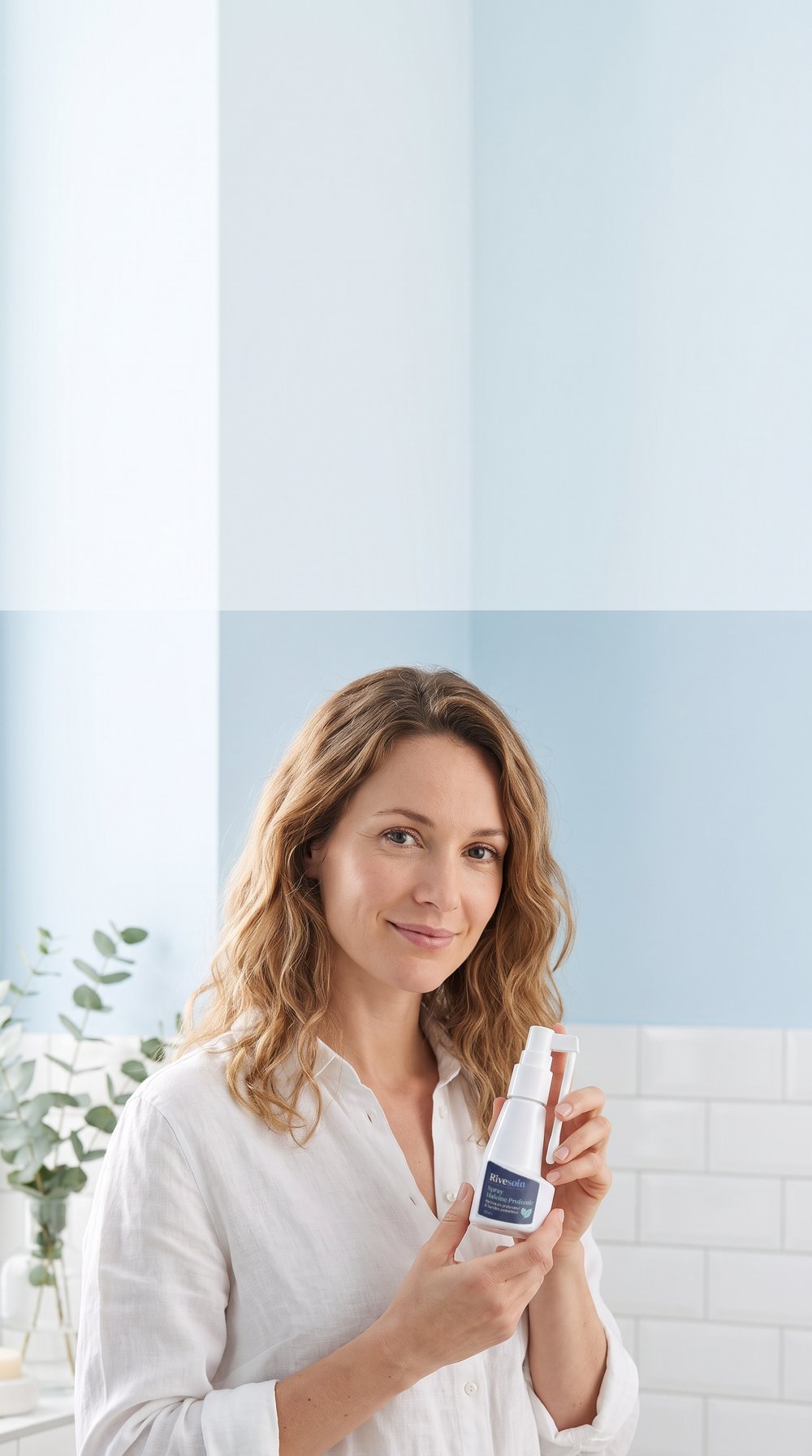 Femme souriante tenant le spray Rivesoin dans sa salle de bain